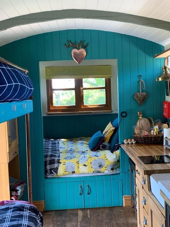 Shepherds Hut With Scandinavian Hot Tub And Hydromassager Sway Exterior foto