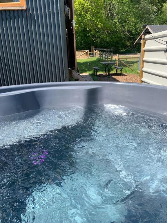Shepherds Hut With Scandinavian Hot Tub And Hydromassager Sway Exterior foto