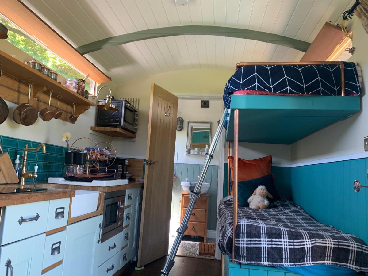 Shepherds Hut With Scandinavian Hot Tub And Hydromassager Sway Exterior foto