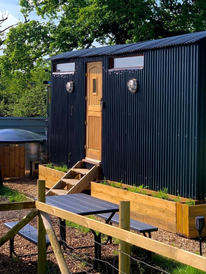 Shepherds Hut With Scandinavian Hot Tub And Hydromassager Sway Exterior foto