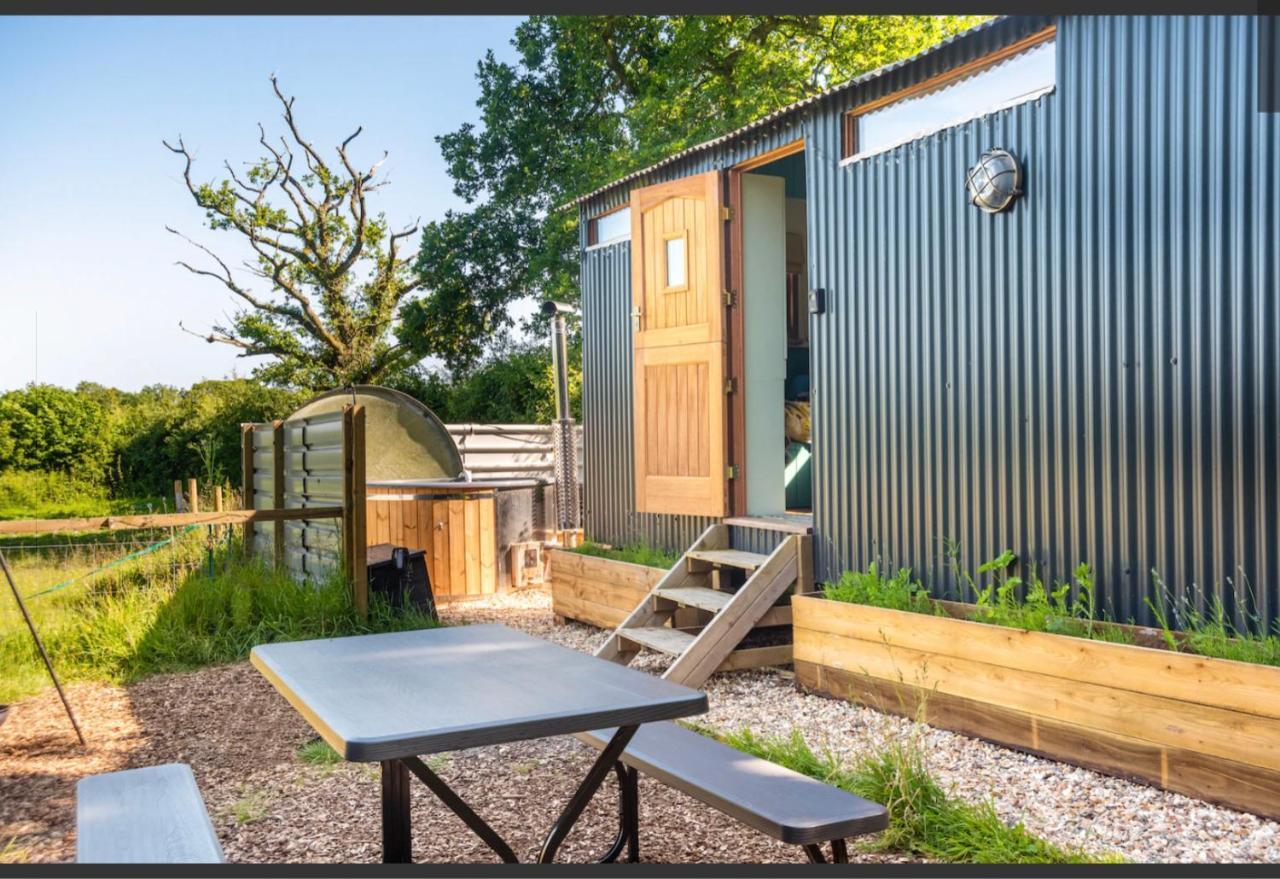 Shepherds Hut With Scandinavian Hot Tub And Hydromassager Sway Exterior foto