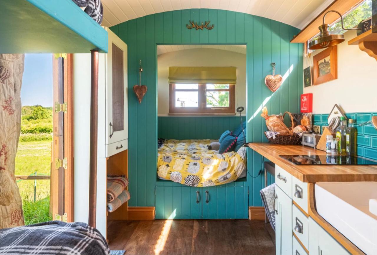 Shepherds Hut With Scandinavian Hot Tub And Hydromassager Sway Exterior foto