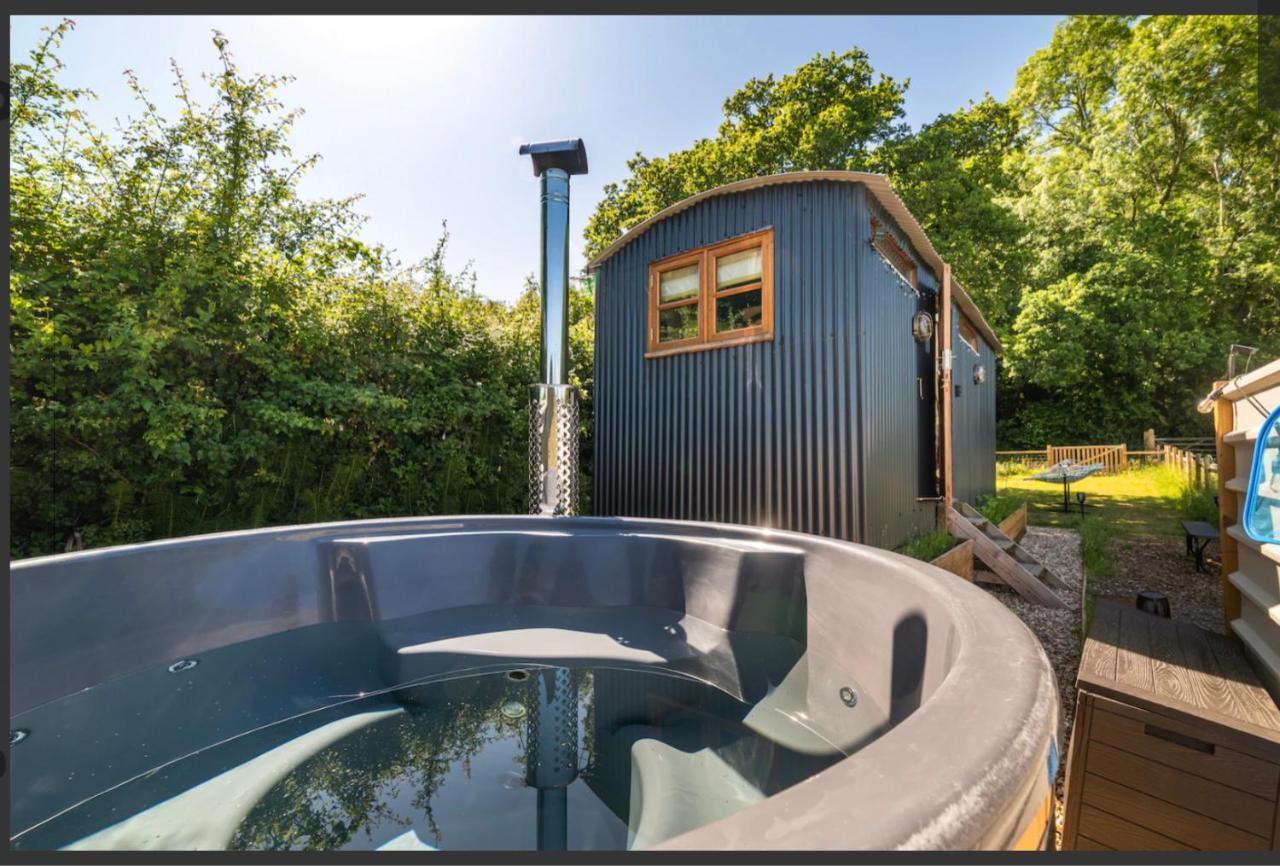 Shepherds Hut With Scandinavian Hot Tub And Hydromassager Sway Exterior foto