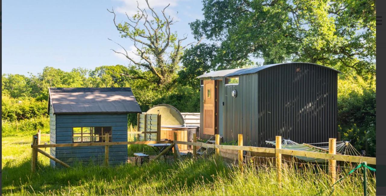 Shepherds Hut With Scandinavian Hot Tub And Hydromassager Sway Exterior foto